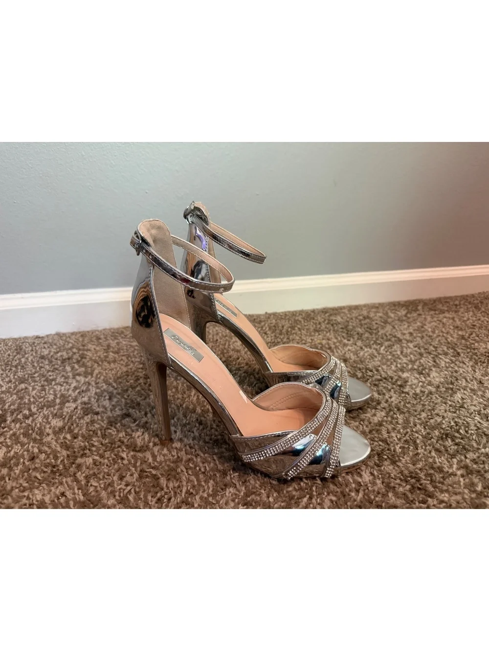Qupid Silver Metallic Stiletto Sandals Women’s 9